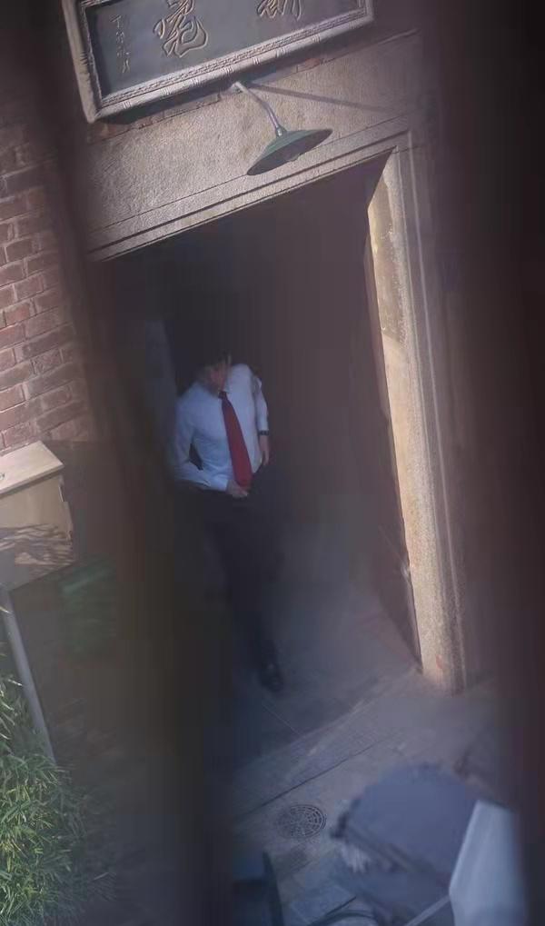 靳东|《底线》首曝靳东成毅同框,气场相差大,网友科普角色被骂引期待