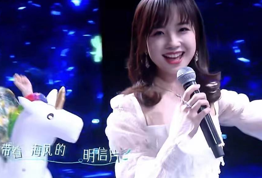 |王冰冰无惧流言蜚语,高调亮相央视网络春晚,甜美笑容俘获众人