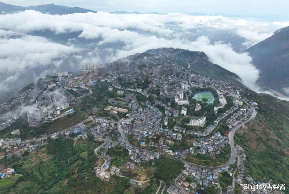 成都|云南有座完全建在山顶的县城,四周都是悬崖,宛若“天空之城”