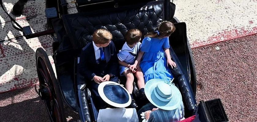 英国夏绿蒂小公主特别宠爱弟弟!一个小动作萌化全球网友