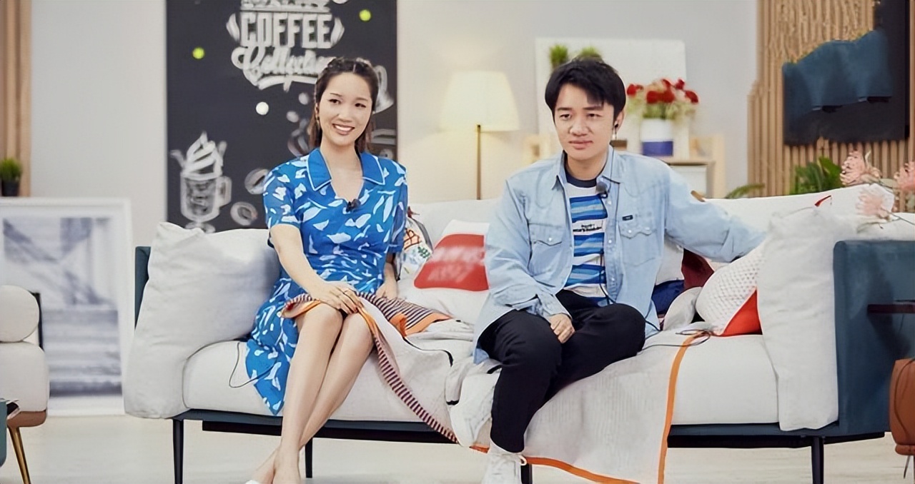 王祖蓝|王祖蓝陪妻儿出游,李亚男牵手女儿秀超模身材,姐妹俩呆萌可爱