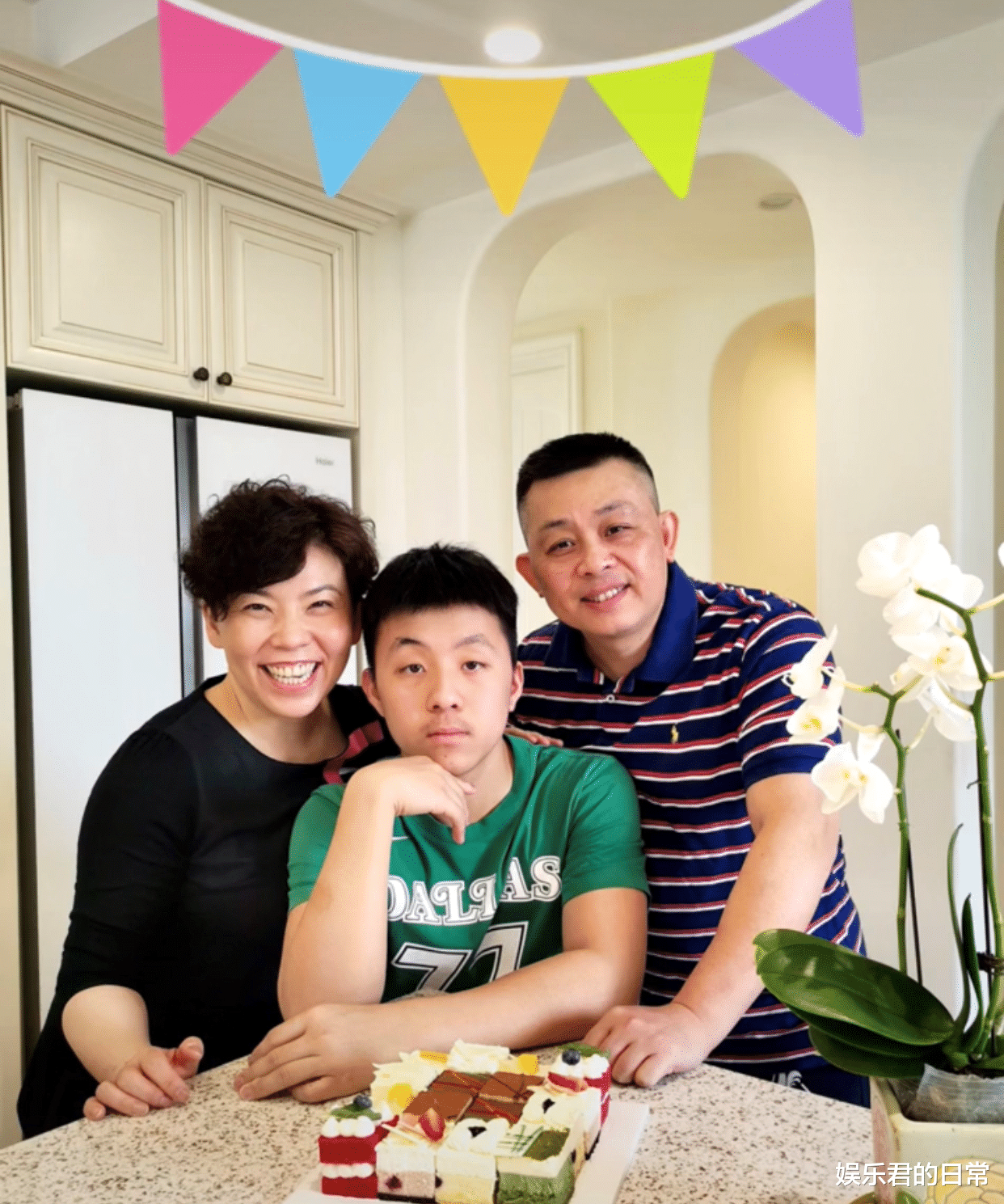 邓亚萍|邓亚萍一家豪宅内为爱子庆生！16岁儿子身材魁梧，长相成熟似许昕