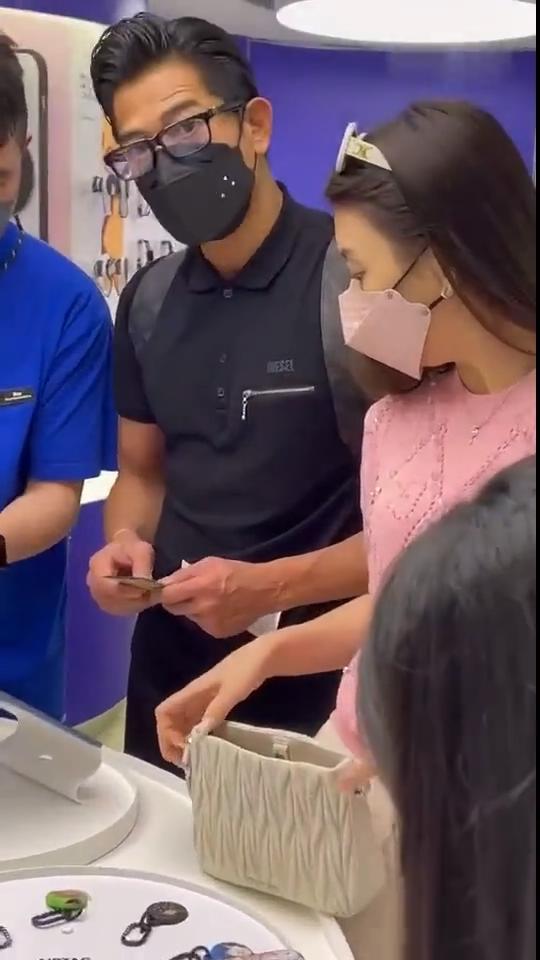 郭富城|郭富城陪太太方媛买手机壳,体贴入微的表现令网友大呼“太甜了”