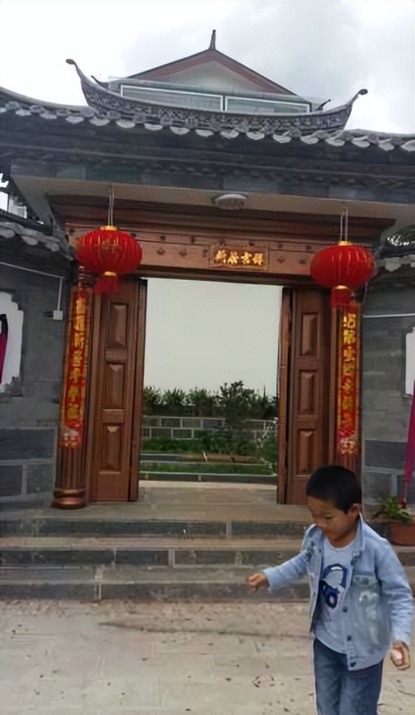 晒晒我家农村自建房，占地1000平，超喜欢花园里的小桥和凉亭