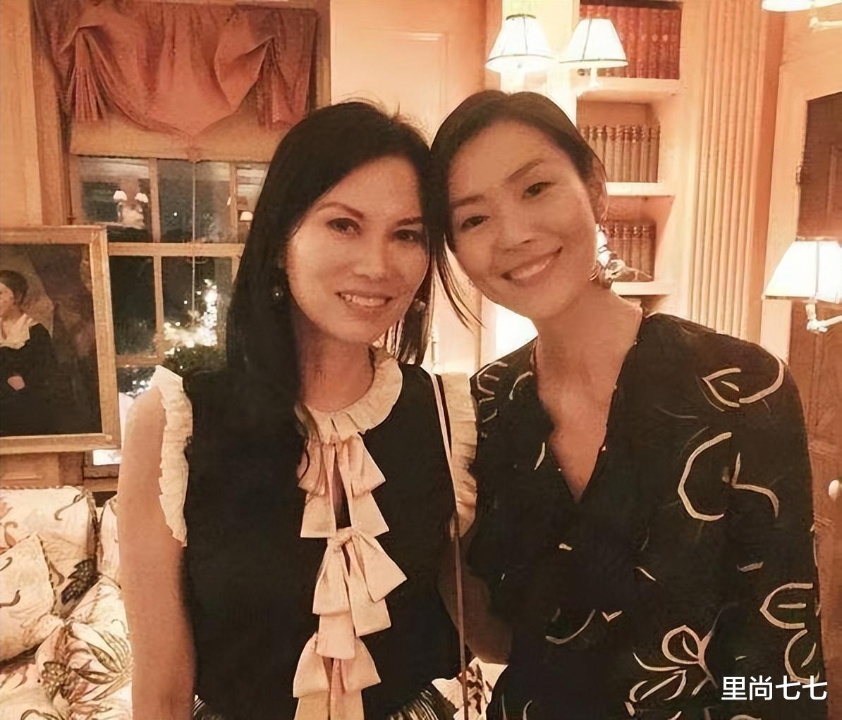 邓文迪|邓文迪国外被偶遇!弯腰驼背手臂全是肌肉,却不如70岁老友洋气