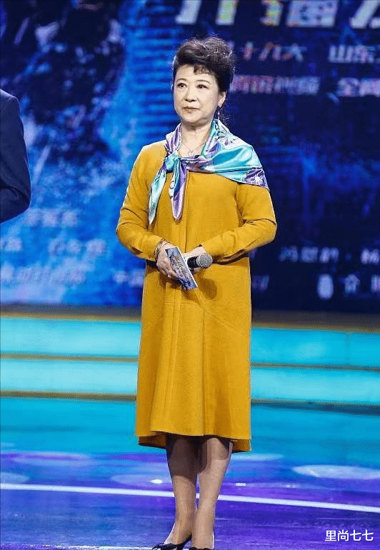 王馥荔状态真饱满，穿亮黄色裙子好大气，奈何围巾拉低造型品位