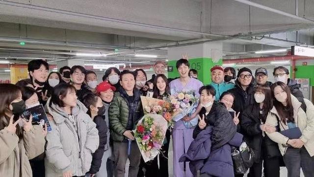 李敏镐|李敏镐新剧杀青！和孔孝真拍亲密合照，女神婚后幸福肥他更帅了