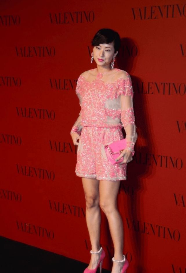 粉色|陈奕迅老婆怎么大胆怎么来！死亡芭比粉穿出高级感，一般人驾驭不来