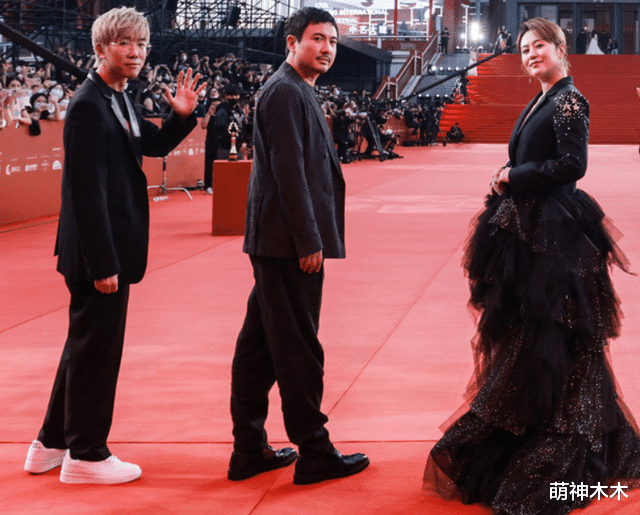 陈都灵|北影节红毯名场面:陈都灵脱妆被李一桐艳压,时代少年团抢麦出圈