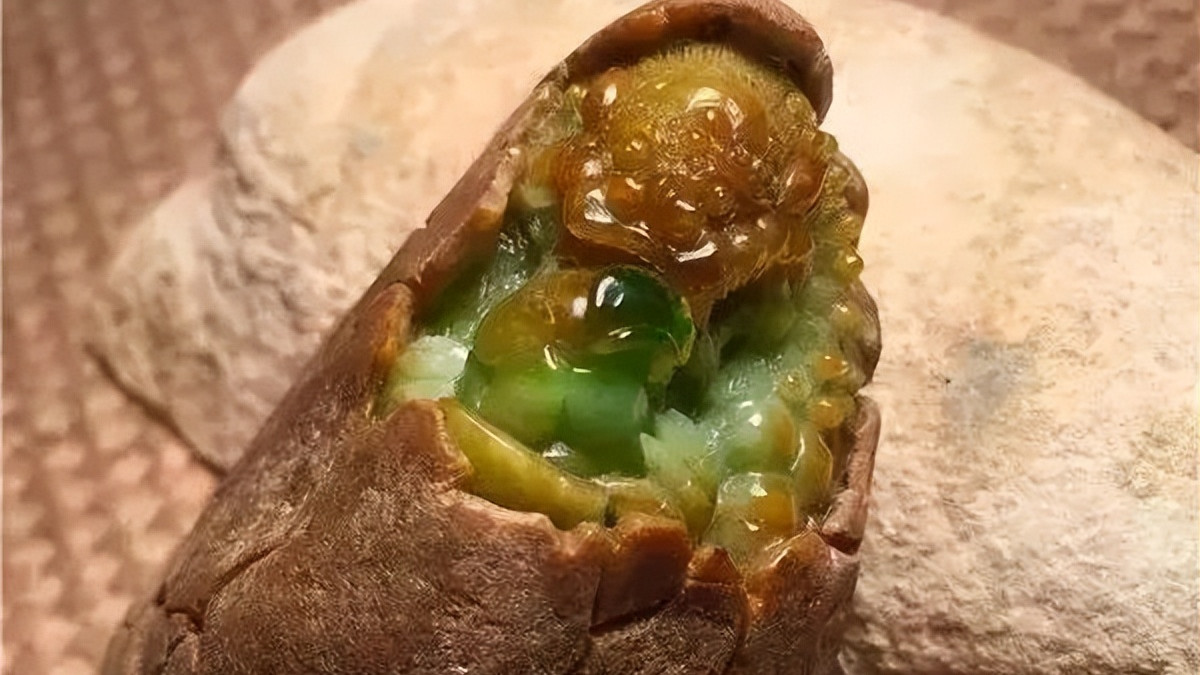 凤眼菩提|千数买下的大马坎翡翠原石，雕刻后不输那些价值六位数的翡翠作品