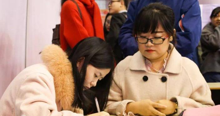 求职|职场歧视何时休?女生只因已婚未育,上班首日就遭公司无情辞退