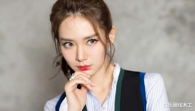 戚薇|戚薇工作照翻车？被指医美过度身材圆润，网友：这脸要瘫了