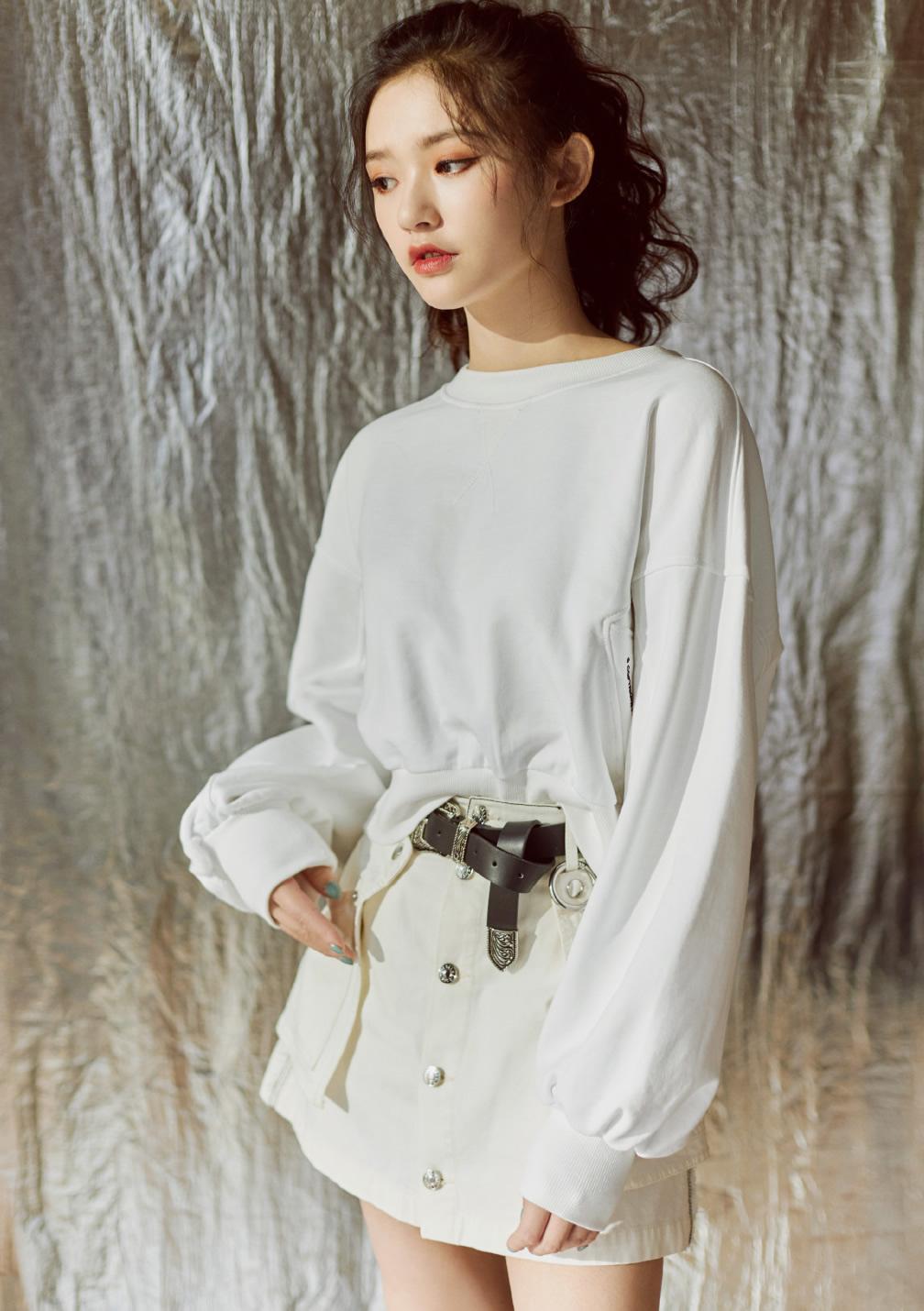 美少女林允好潮，穿格纹针织外套配白色连帽卫衣加紧身裤超时尚