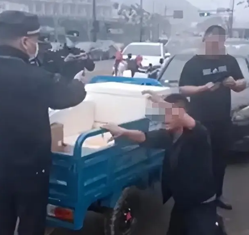 卖盒饭无证摊贩,遇城管执法男子跪求执法人员!