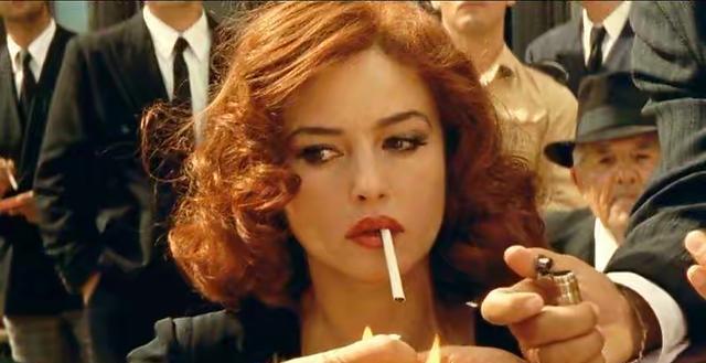 那英|那英抽烟被拍,姿势娴熟一脸享受,旁边吉克俊逸成亮点