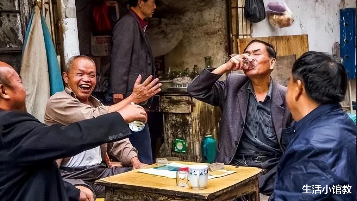 75岁爷爷翻出8瓶以前供销社常卖的老白酒,网友感慨:没见过!