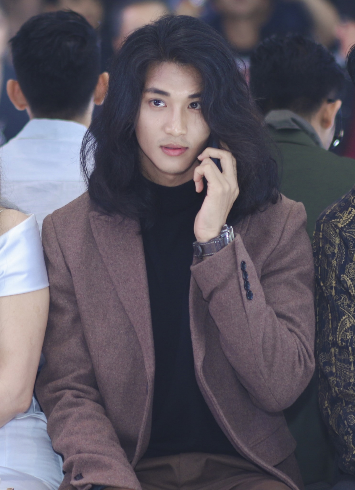 发型 轻松驾驭各种发型！「缅甸水行侠」曝光最新造型，剃光头也帅