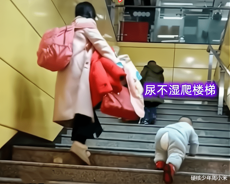 湖北一女子带2娃赶火车,尿不湿手脚并用爬楼梯,懂事得让人心疼