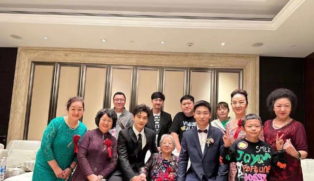 黄晓明|黄晓明：变身中国好表哥，一边给表弟当证婚人一边给表妹比赛加油