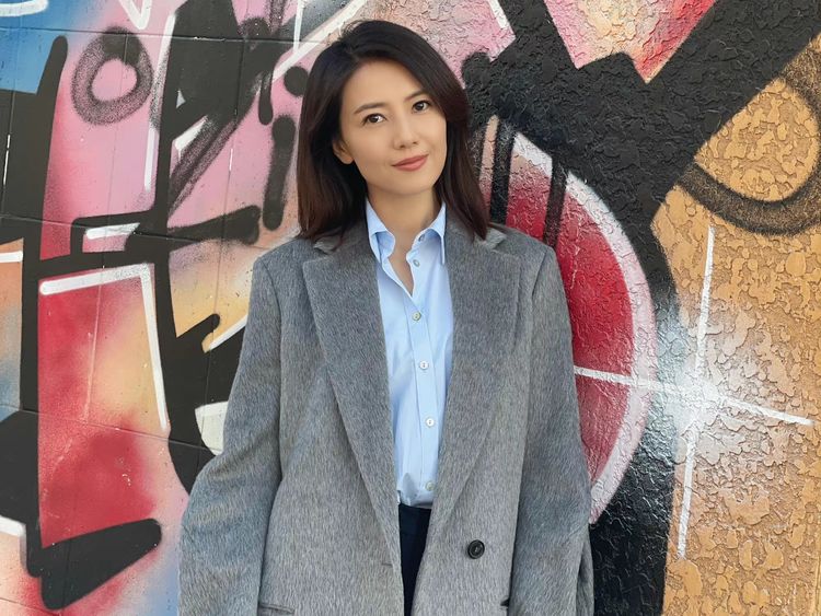 高圆圆|高圆圆参加活动遇尴尬，身材走样遭网友调侃，被女主持人抢走风头