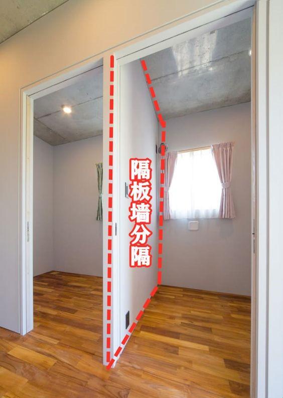 一间房2个孩子睡,2张床2张书桌,一道隔断,孩子各有独立空间