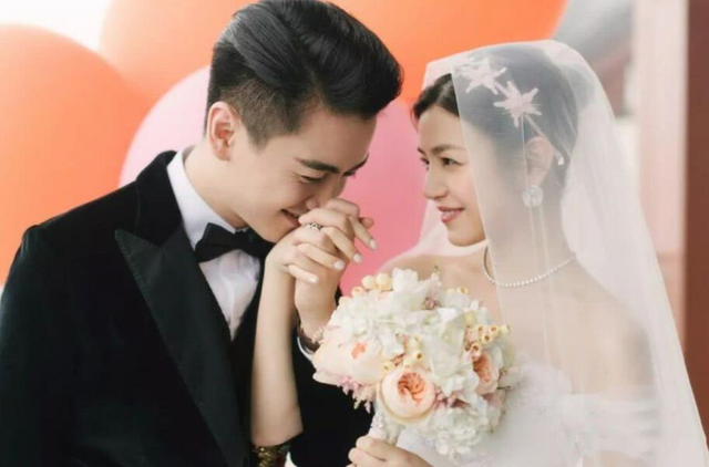 陈妍希|陈妍希替儿子发文庆生,首次公开小星星无遮挡正面照,侧脸像陈晓