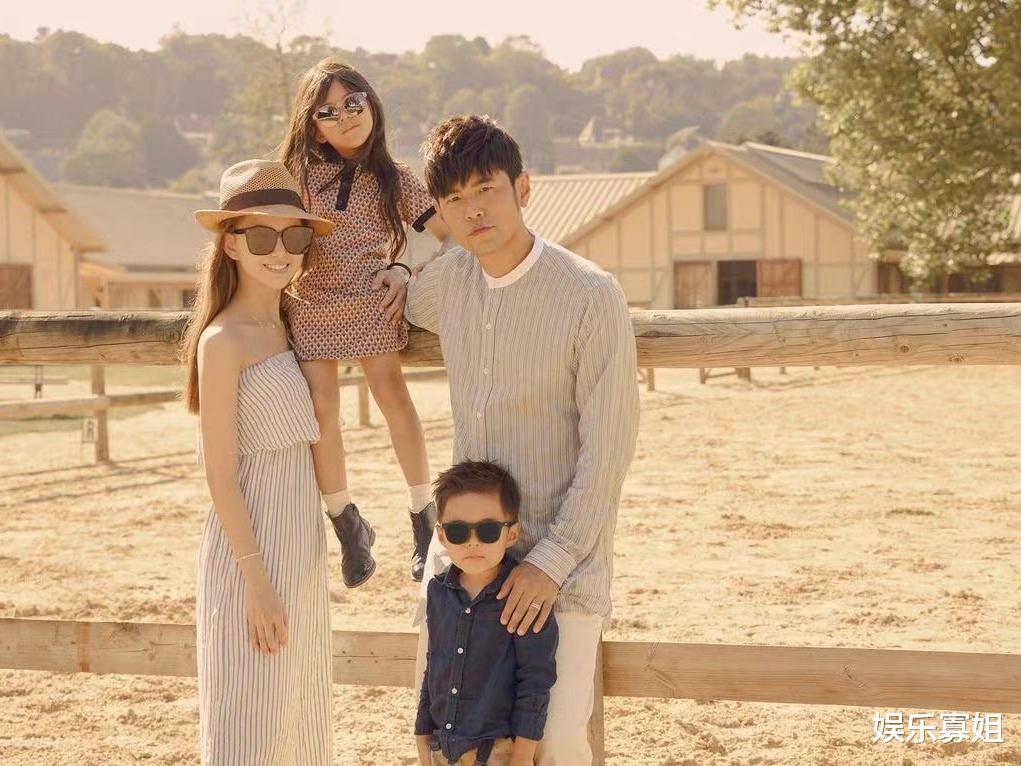 周杰伦|周杰伦晒出家人出游背影照,阳光、蓝天、草地,一家人温馨又幸福