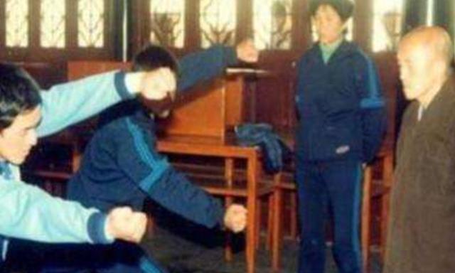 海灯法师是骗子?77岁二指禅倒立造假,87岁圆寂少林寺无一人吊唁