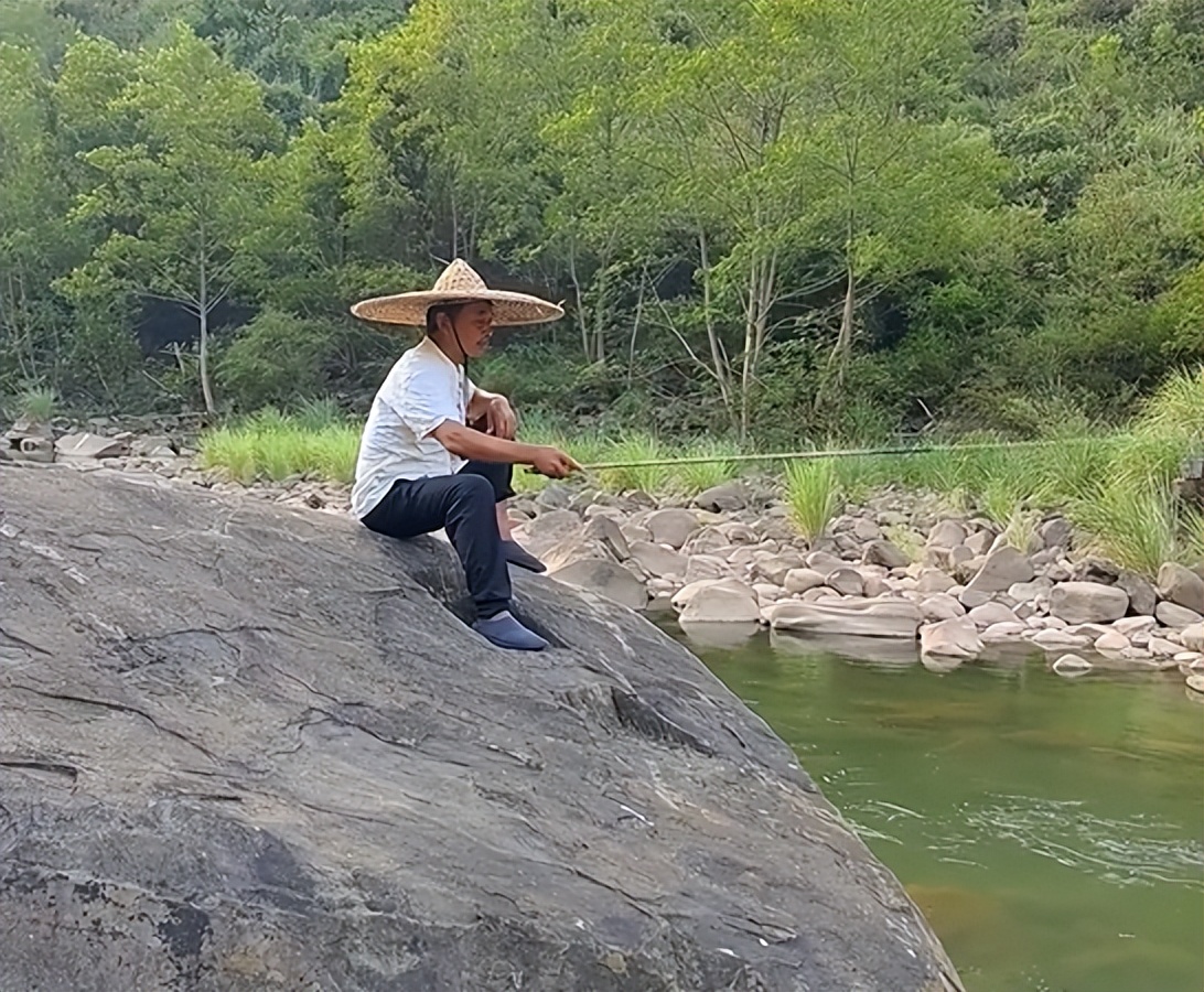 |钓鱼是一种情怀，高处自有风景在，人生本是多尘埃！