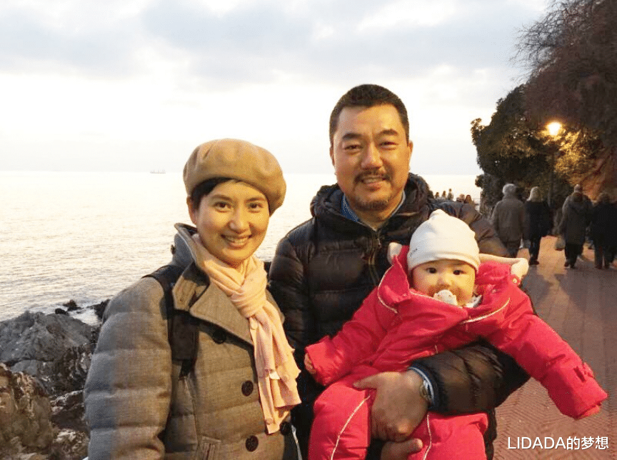 董勇|他是观众最喜欢的老戏骨，46岁与郑佳艳组建了幸福的三口之家