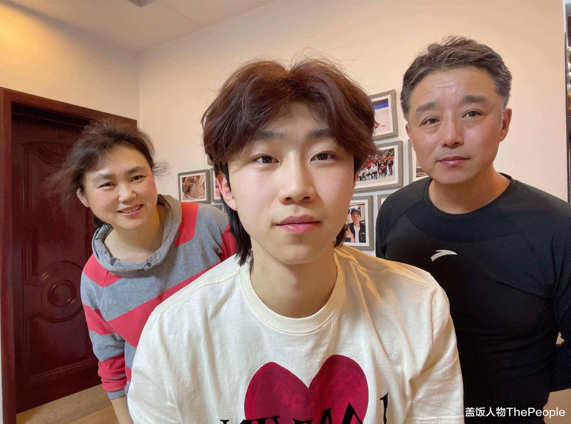 特战荣耀|一天之内6个瓜！被判传销、明星特权、粉丝群选妃，个个不简单