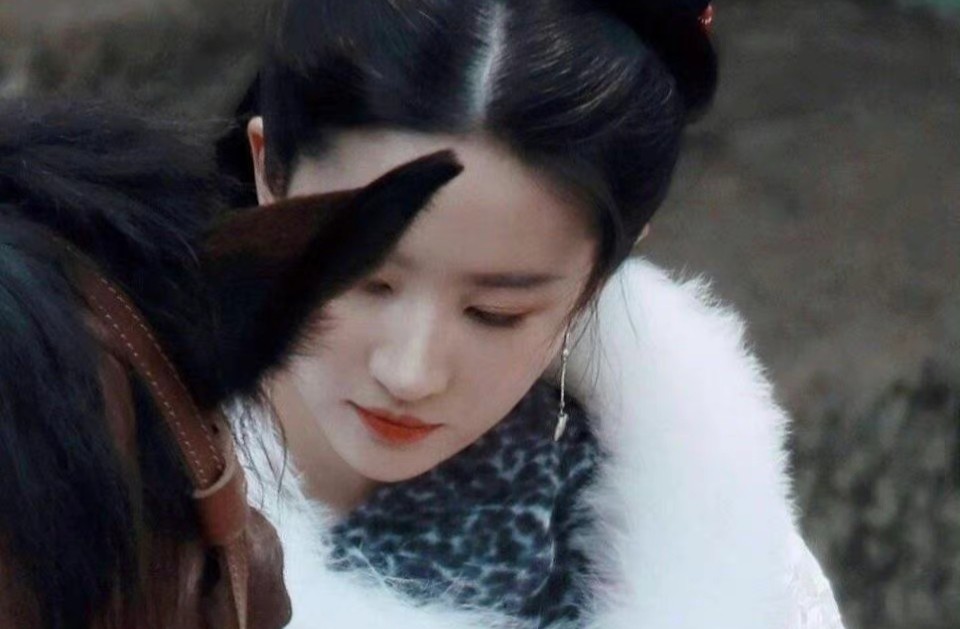 迪丽热巴|适合出演绝世美女的女星:刘亦菲、彭小苒、 迪丽热巴上榜