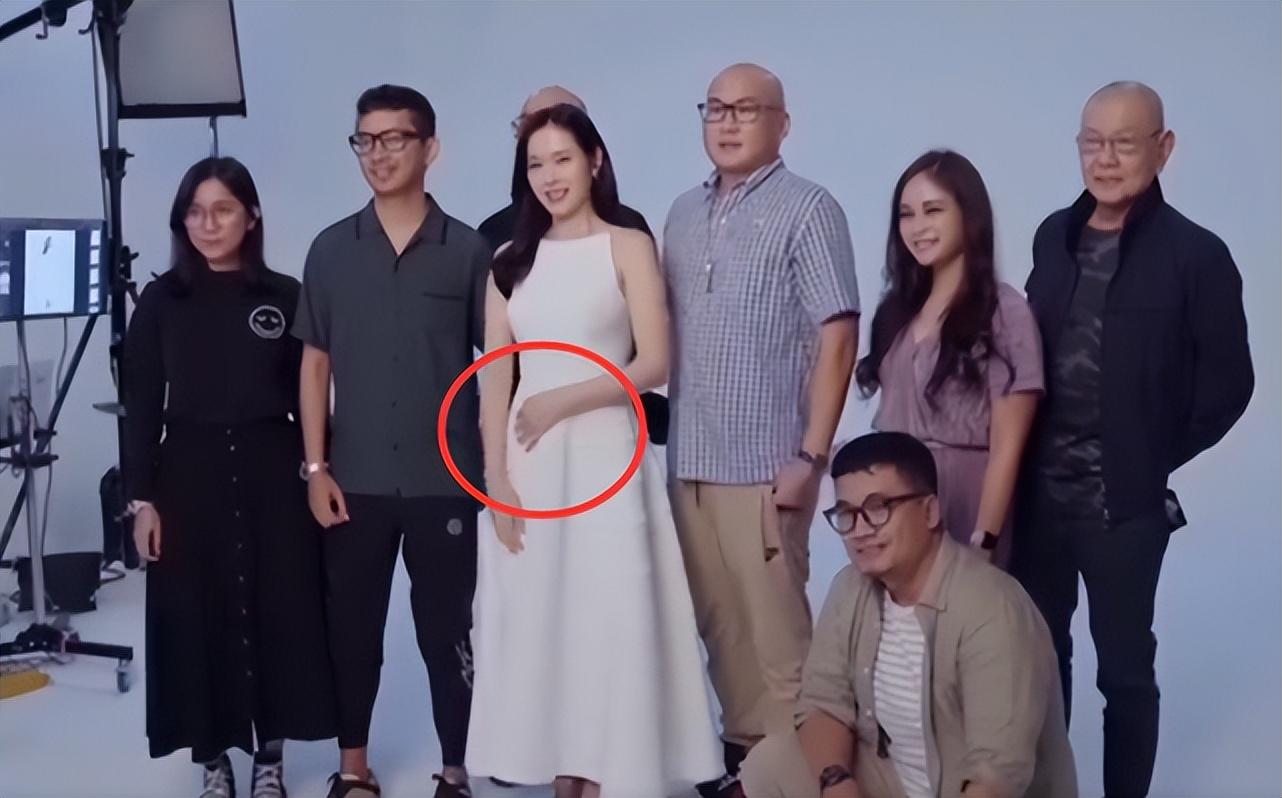 孙艺珍|孙艺珍怀孕已四个月，近照曝光肚子凸起明显，还用手护住肚中宝宝