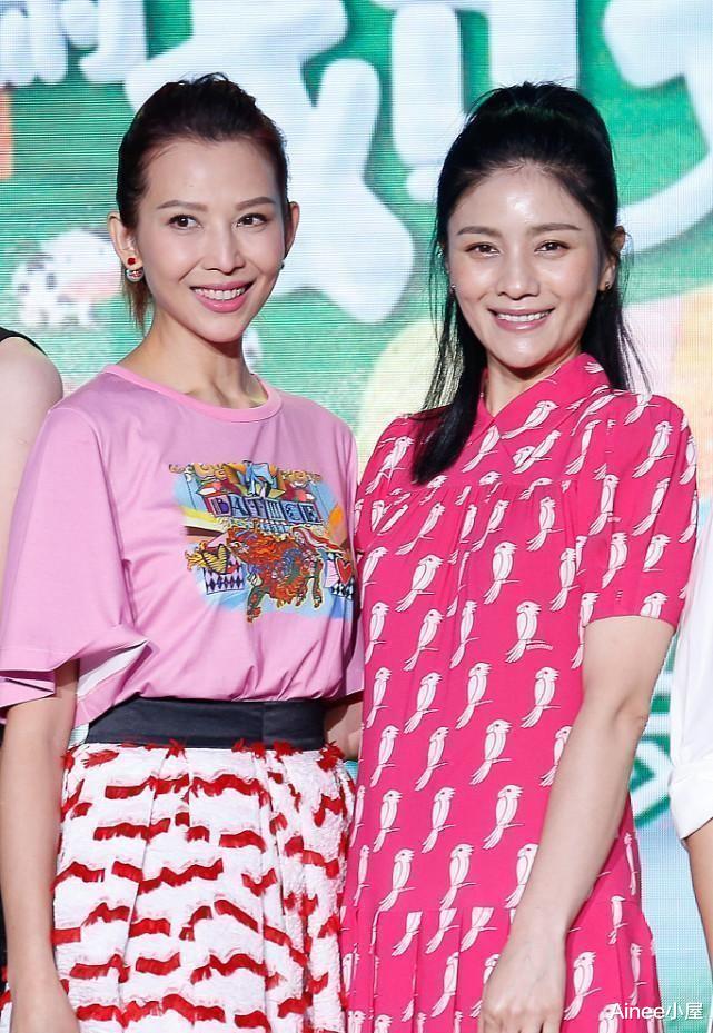 粉色|蔡少芬胡可都穿粉色的减龄,气质差别挺明显,选对颜色才够高级