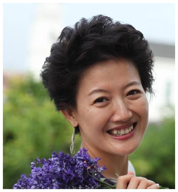 知名主播梁艳：从业27年保持初心，才华不输董卿，50岁仍未婚