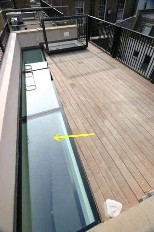 有钱人家的露台,地面铺一半掏洞装玻璃,楼顶就能看到室内!