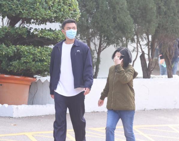 吴士宏|TVB男星杨明正式出狱,神情呆滞愁眉不展,女友并未嫌弃到场接人