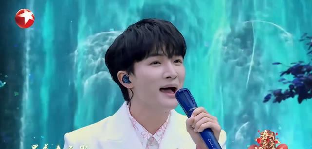 周深|虎年春晚，周深横跨三家卫视，戏腔演绎茉莉花，火爆程度无人能及