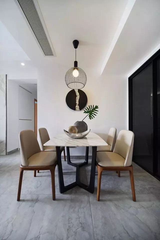 不规则的112㎡现代简约风三房,简单舒适的软装,充满了格调感