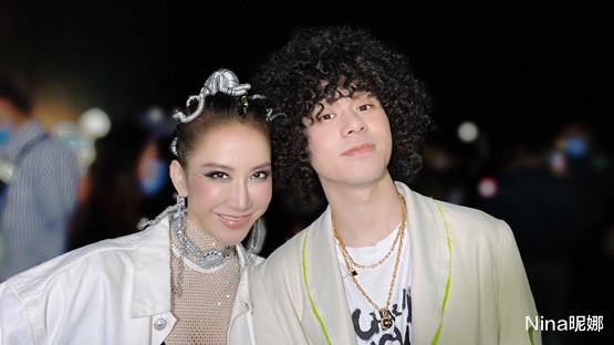 李玟|一洗前耻!李玟央视七夕晚会唱开场曲受好评,穿银色亮裙闪耀全场