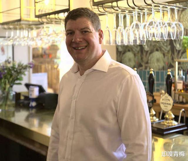 英国男子翻新房子,拆开墙面,发现一个47年前的时间胶囊