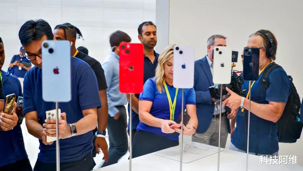 iPhone|128GB+满血版A15，苹果分销商终于妥协，新款iPhone售价更亲民了