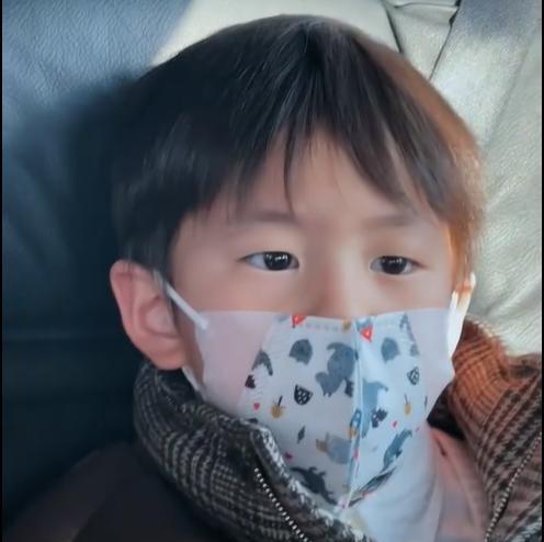 颜丹晨|黄磊依然缺席家庭聚会,孙莉带儿女出门滑冰,黄多多负责跟拍