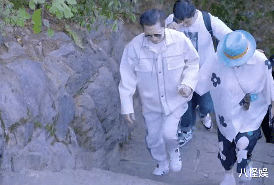 向太|向太向华强牵手爬山好恩爱，赏风景不忘与孙子孙女视频，满脸幸福