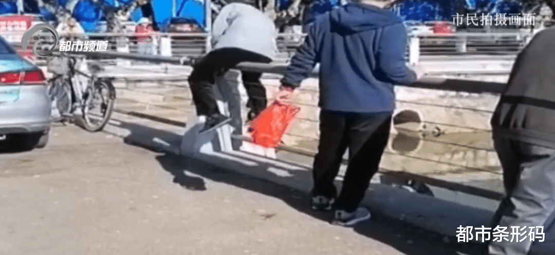 |大观河边“跨栏”垂钓，这样的行为危险！