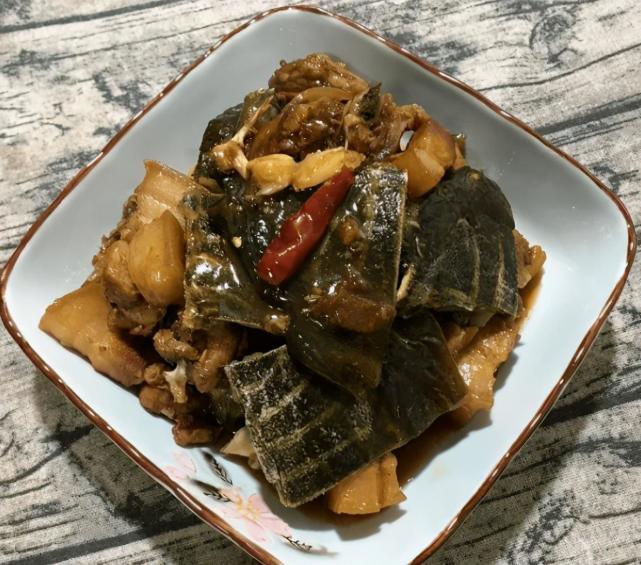 五花肉红烧甲鱼，色泽红润，鲜香入味