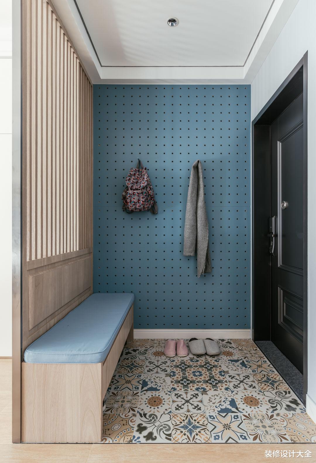 这对夫妻很有远见,客厅不放沙发茶几,让一家人的感情快速升温!