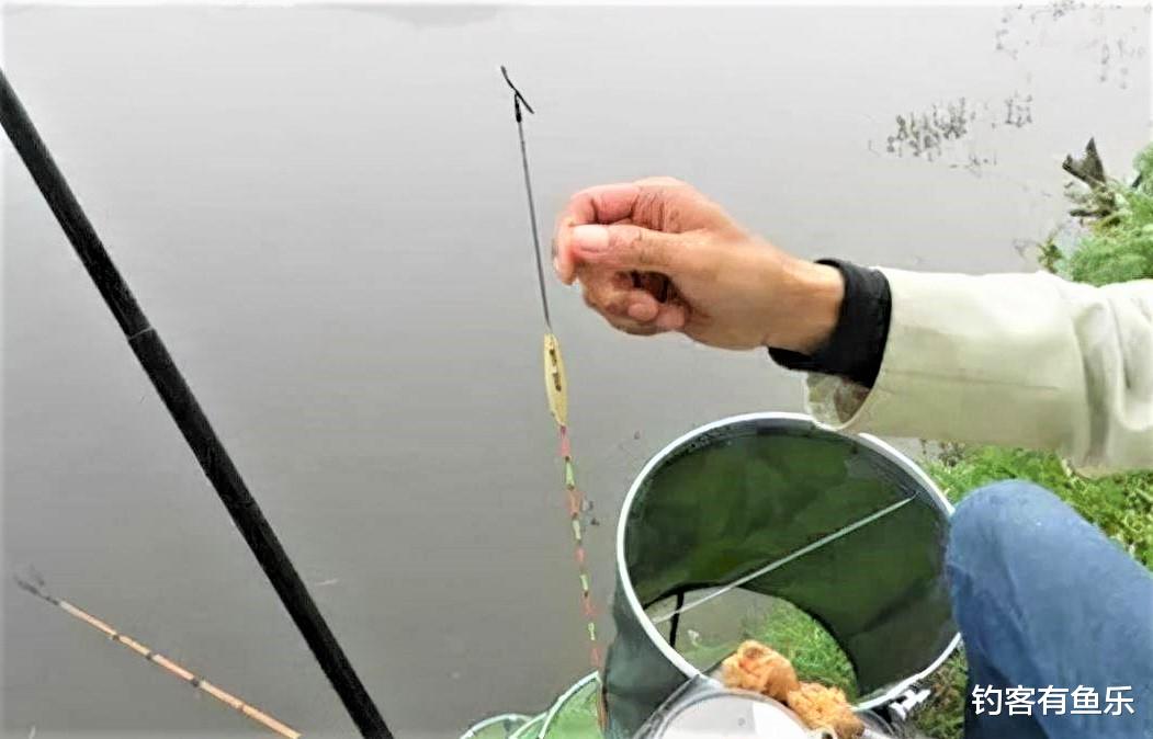 |春季使用红虫、蚯蚓钓鱼，是躺底好还是触底好？应该如何调漂？