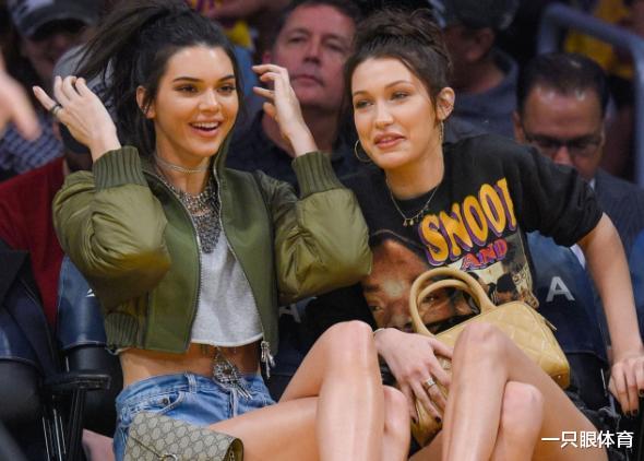 肯达尔·詹娜|詹娜晒万圣节造型！COS翠丝，秀极致身材，马甲线明显，太美了