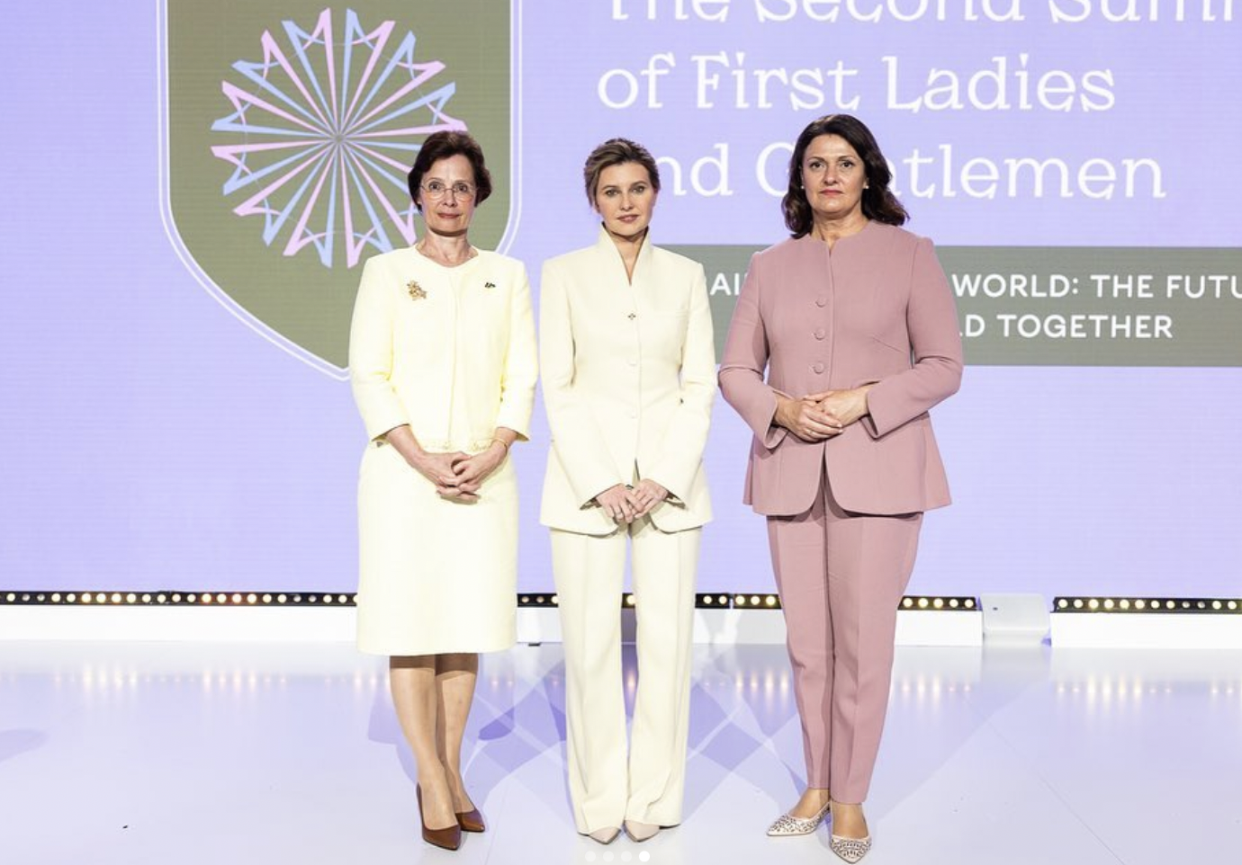 乌克兰第一夫人闪耀峰会！穿米白套装好美，泽连斯基气场不如老婆